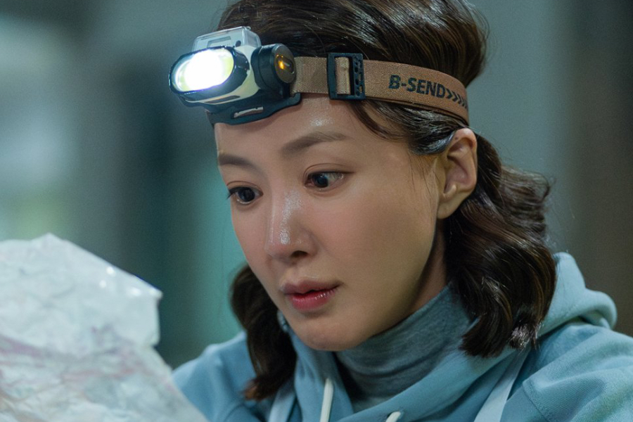 Lee Si Young canais Sherlock Holmes vibra enquanto ela quebra os casos de bairro em "Salon de Holmes"
