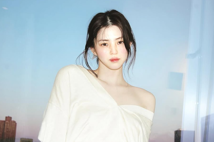 Han So Hee revela o design para o primeiro bastão de luz oficial
