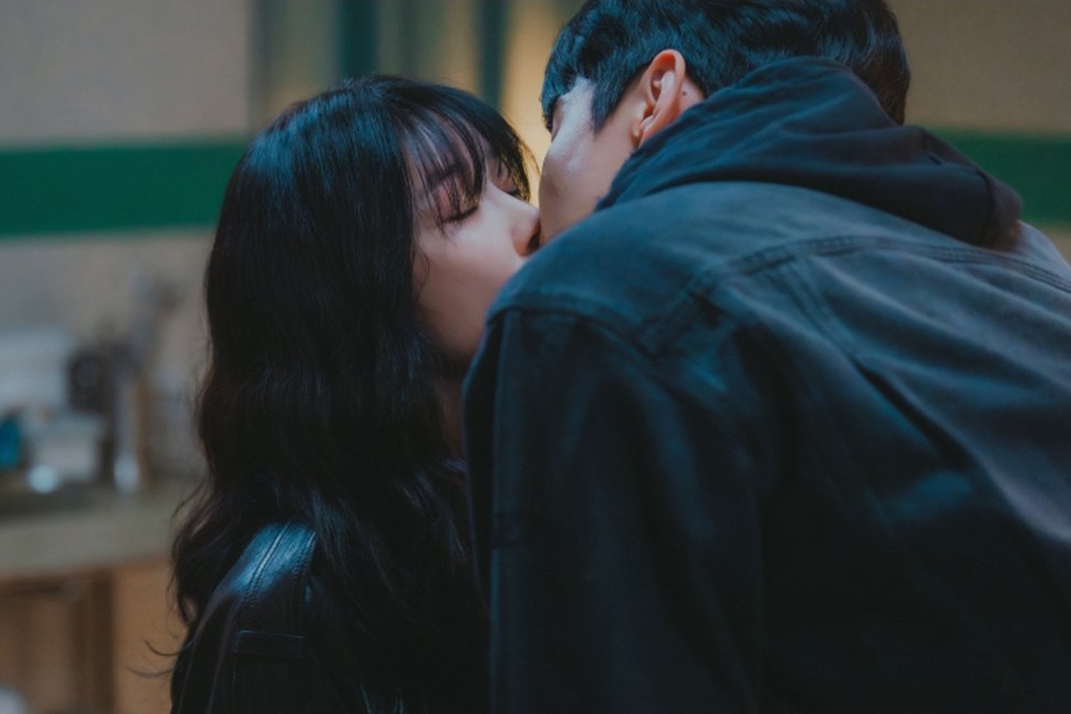 Lee Min Ki beija inesperadamente Lee Bo Young enquanto disfarçado em "Mary Kills People"