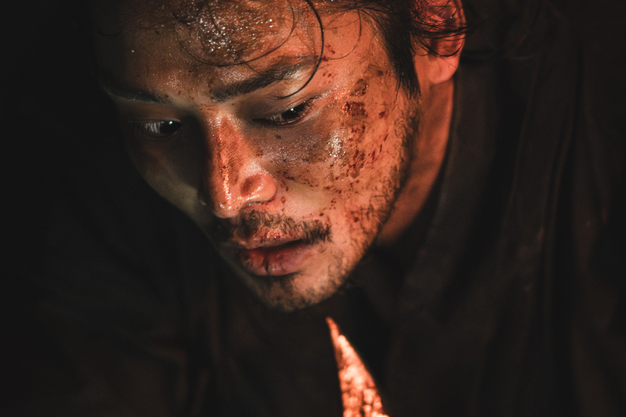 A vida de Rowoon está em jogo enquanto a lâmina manchada de sangue é apontada para ele em “The Murky Stream”