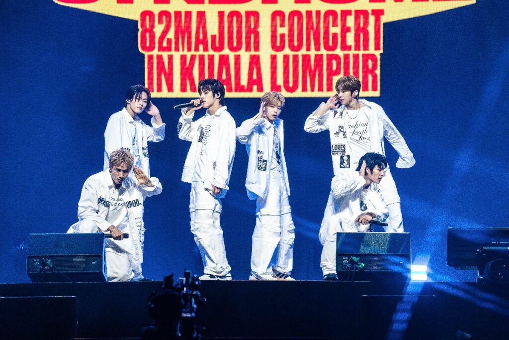 (Cobertura do evento) 82Major brilha de branco em seu primeiro show na Malásia e compartilha notícias de retorno · K-POPPED!