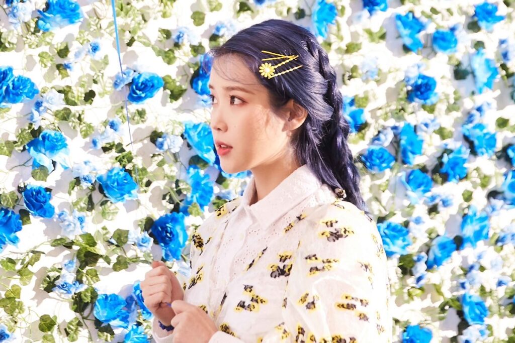 “Blueming” de IU se torna seu terceiro MV a ultrapassar 200 milhões de visualizações