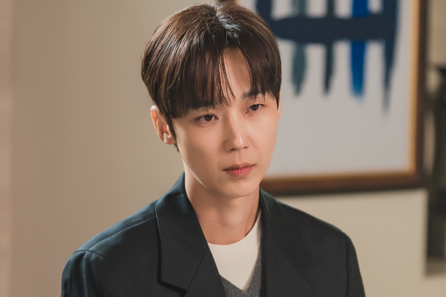 Yoon Jong Hoon é um arquiteto rico envolvido em uma luta pelo poder familiar em “Nossos dias felizes”